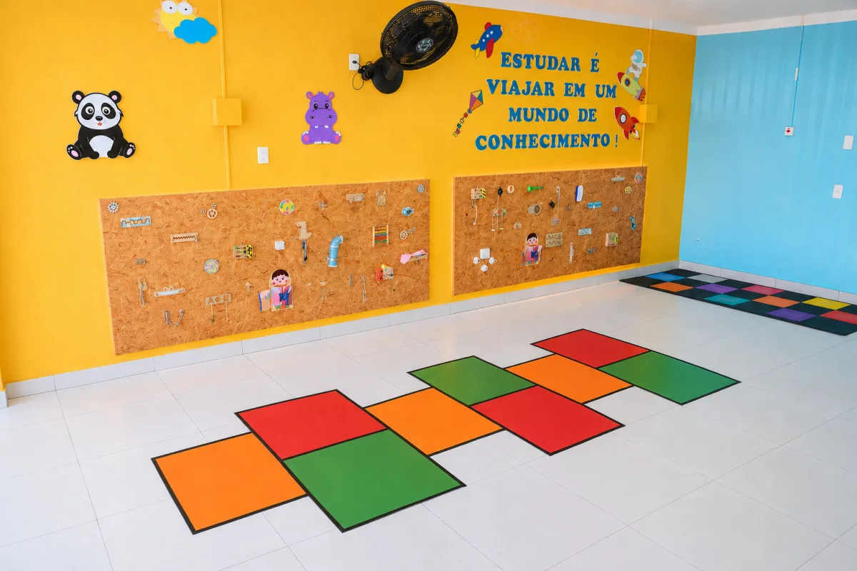Painel sensorial e amarelinha no prédio da Educação Infantil