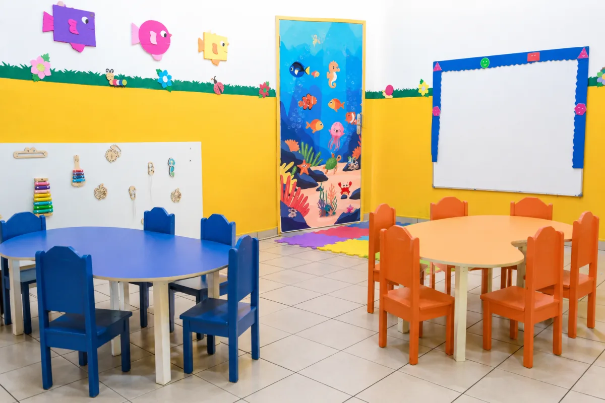 Sala da Educação Infantil com porta pintada com tema do fundo do mar