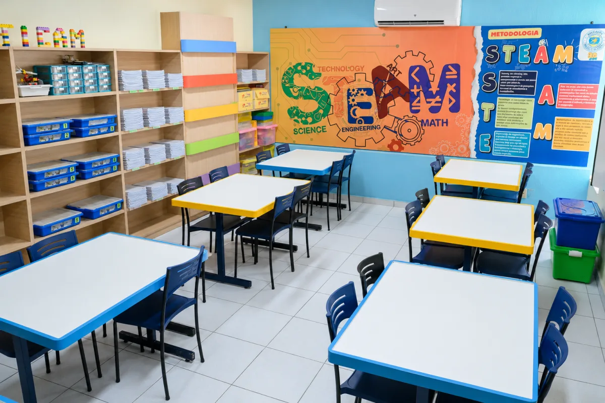 Sala de robótica com kits técnicos organizados em estantes